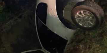 Un automovilista cayó a un canal de riego y fue trasladado preventivamente al Policlínico Regional