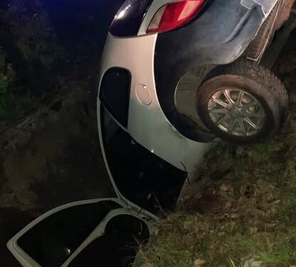 Un automovilista cayó a un canal de riego y fue trasladado preventivamente al Policlínico Regional