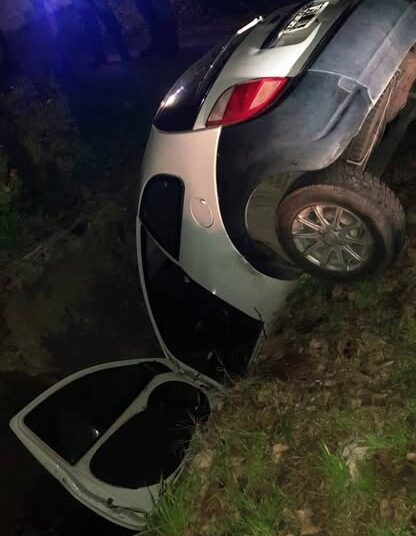 Un automovilista cayó a un canal de riego y fue trasladado preventivamente al Policlínico Regional