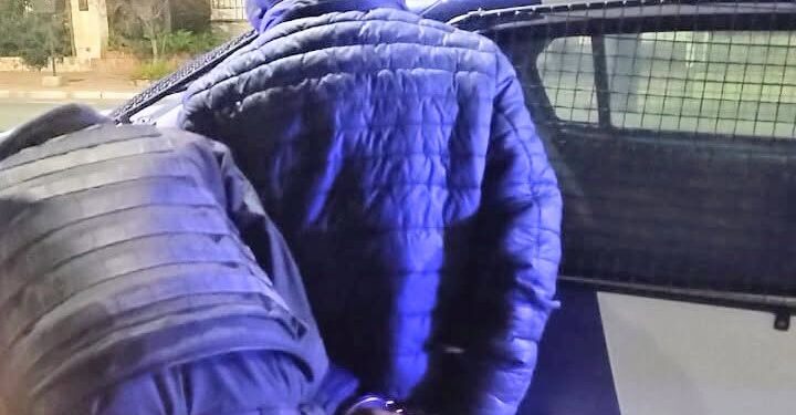 Demoraron a un joven que intentó robar elementos de un vehículo