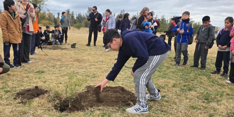 Estudiantes visitaron los Espejos de Agua como parte de un proyecto ambiental