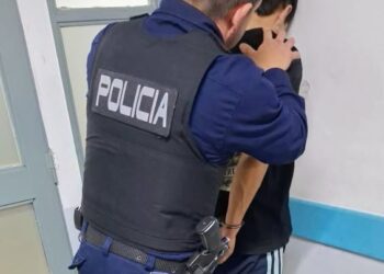 Agredió a efectivos policiales y dañó un patrullero. Fue detenido