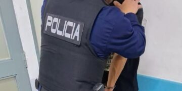 Agredió a efectivos policiales y dañó un patrullero. Fue detenido