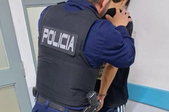 Agredió a efectivos policiales y dañó un patrullero. Fue detenido