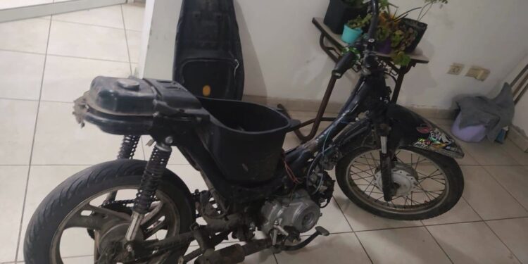 Retuvieron una motocicleta con pedido de secuestro por robo y un joven fue demorado