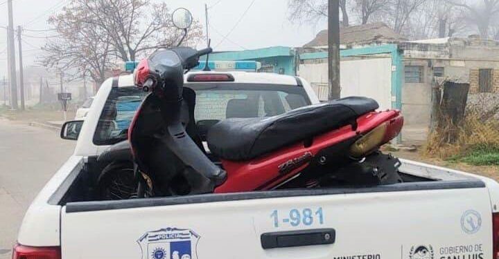 Secuestraron una motocicleta que estaba abandonada en la vía pública