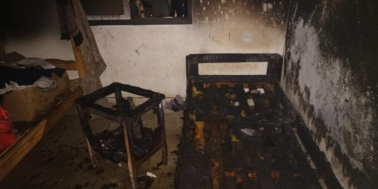 Fue rociado con combustible y prendido fuego está grave