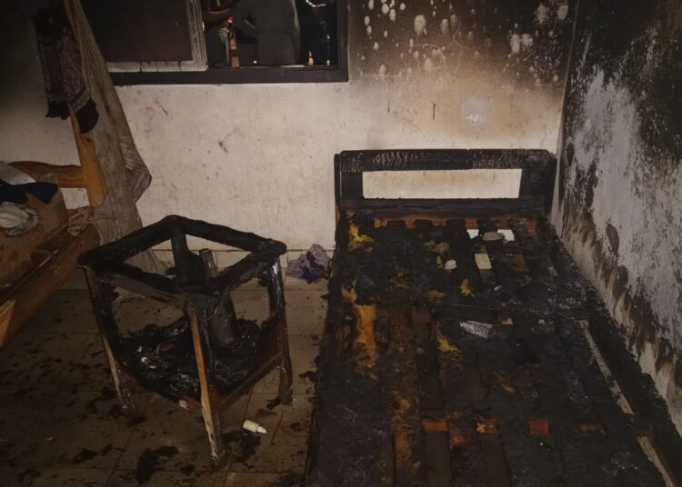 Fue rociado con combustible y prendido fuego está grave
