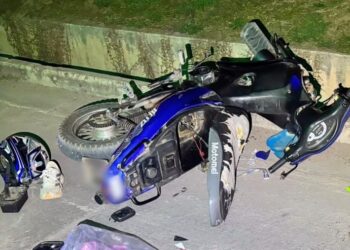 Un motociclista sufrió graves heridas tras caer en un canal de desagüe