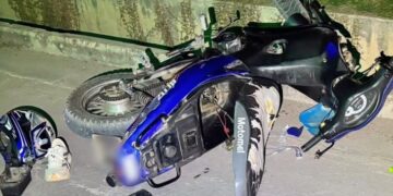 Un motociclista sufrió graves heridas tras caer en un canal de desagüe