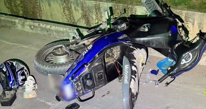 Un motociclista sufrió graves heridas tras caer en un canal de desagüe