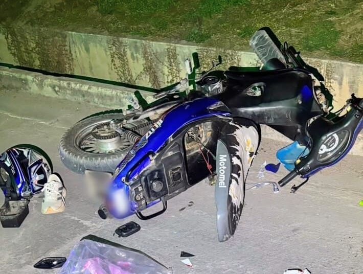 Un motociclista sufrió graves heridas tras caer en un canal de desagüe