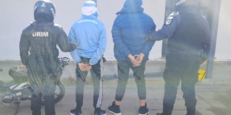 La Policía recuperó una motocicleta que había sido robada y demoró a dos sujetos