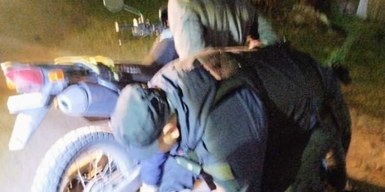 Detuvieron a dos sujetos que robaron elementos de un camión estacionado
