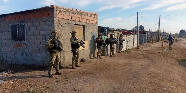 Esclarecieron un robo a un gimnasio y secuestraron armas y sustancias en dos allanamientos