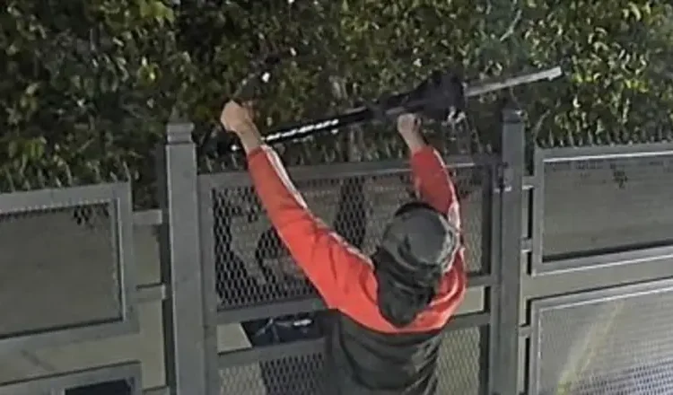 En medio minuto, dos ladrones se robaron una bicicleta en el barrio 500 Viviendas
