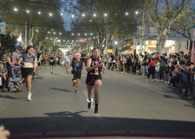 Más de 700 atletas participaron de la primera Mercedes Corre Nocturna