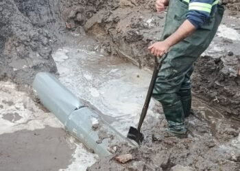 Obras Sanitarias trabaja en la rotura de un caño que abastece a los barrios del sur