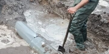 Obras Sanitarias trabaja en la rotura de un caño que abastece a los barrios del sur