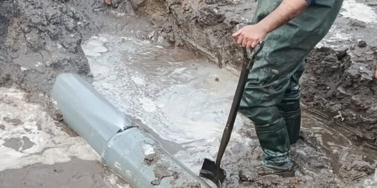 Obras Sanitarias trabaja en la rotura de un caño que abastece a los barrios del sur