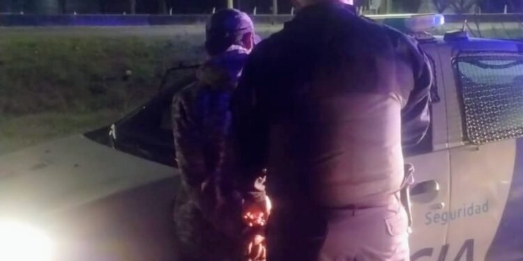 Quiso abrir un camión con intenciones de robo. Fue demorado