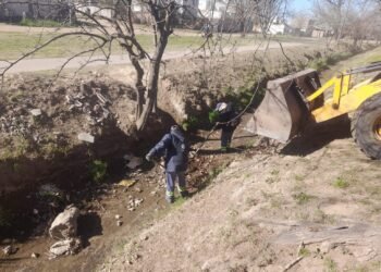 Intensifican la limpieza en los canales de riego de Villa Mercedes