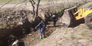 Intensifican la limpieza en los canales de riego de Villa Mercedes