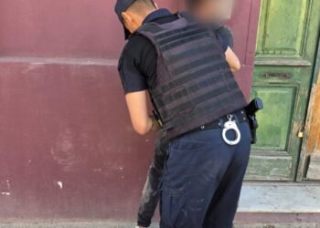 Demoraron a un hombre que agredió a efectivos policiales