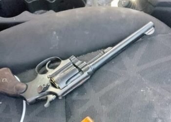 Secuestraron un arma de fuego y un automóvil y demoraron a tres sujetos tras un procedimiento policial