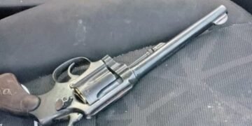 Secuestraron un arma de fuego y un automóvil y demoraron a tres sujetos tras un procedimiento policial