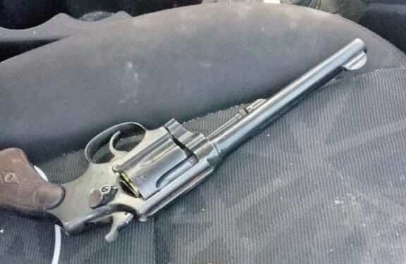 Secuestraron un arma de fuego y un automóvil y demoraron a tres sujetos tras un procedimiento policial