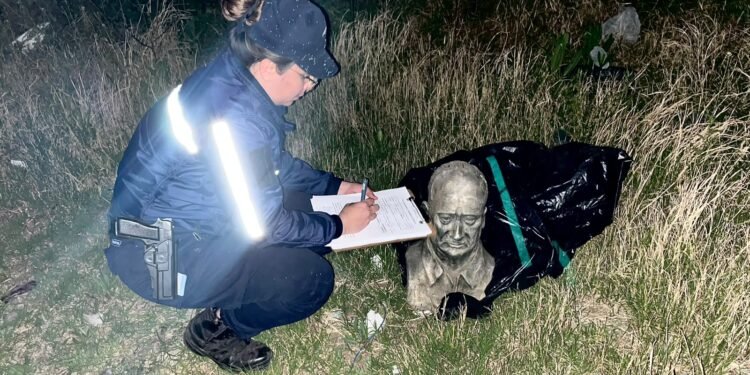 Recuperaron un busto de bronce que había sido sustraído de la Casa de los Artistas