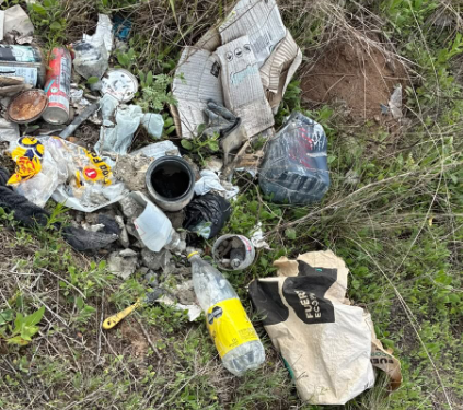 Crece la acumulación de basura a la vera de la Ruta 33