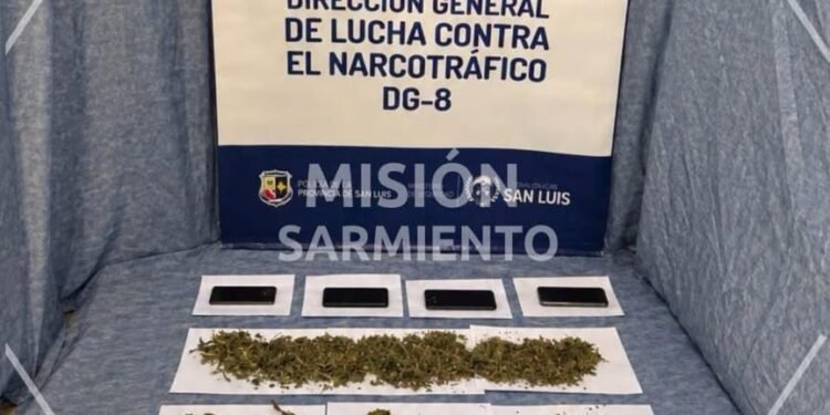 Allanamientos, armas de fuego y droga valuada en casi 3 millones de pesos fueron parte de un operativo policial