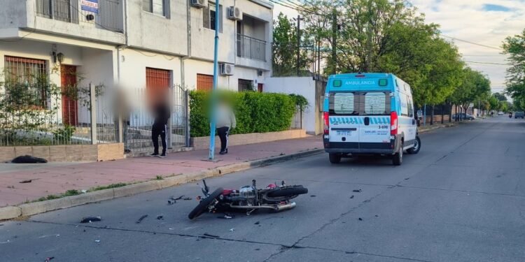 Un motociclista resultó herido tras un siniestro vial; buscan a un automovilista que se dio a la fuga tras el hecho