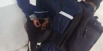 Un hombre fue demorado tras protagonizar disturbios y amenazar al personal policial