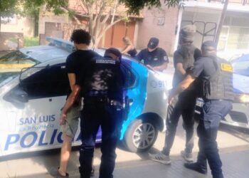 Demoraron a dos sujetos que robaron cables de la vía pública
