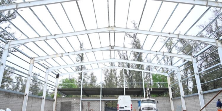 Poggi visitó el avance de obra del polideportivo que construye el Municipio en El Lago