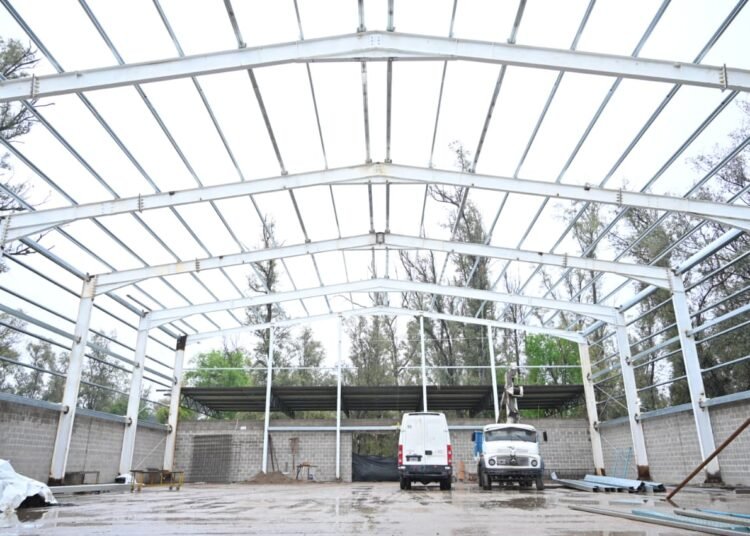 Poggi visitó el avance de obra del polideportivo que construye el Municipio en El Lago