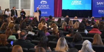 Más de 220 docentes y directivos recibieron sus certificados de la Diplomatura en IA