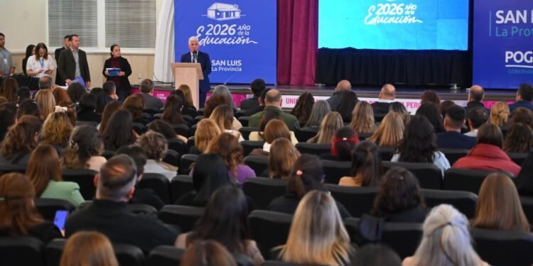 Más de 220 docentes y directivos recibieron sus certificados de la Diplomatura en IA