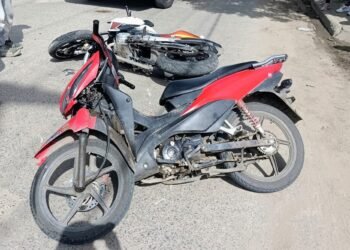 Dos jóvenes resultaron lesionados tras un choque entre dos motocicletas