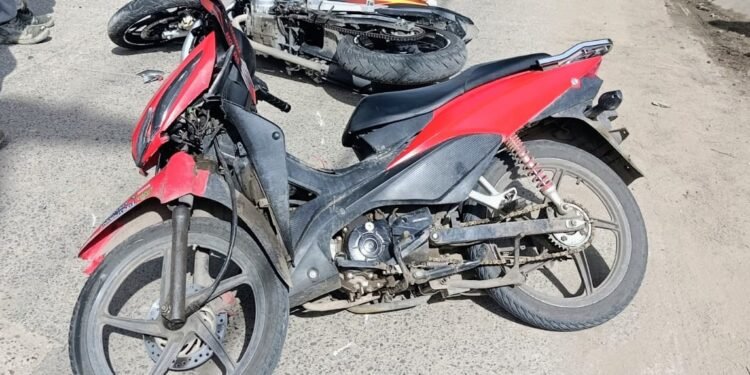 Dos jóvenes resultaron lesionados tras un choque entre dos motocicletas