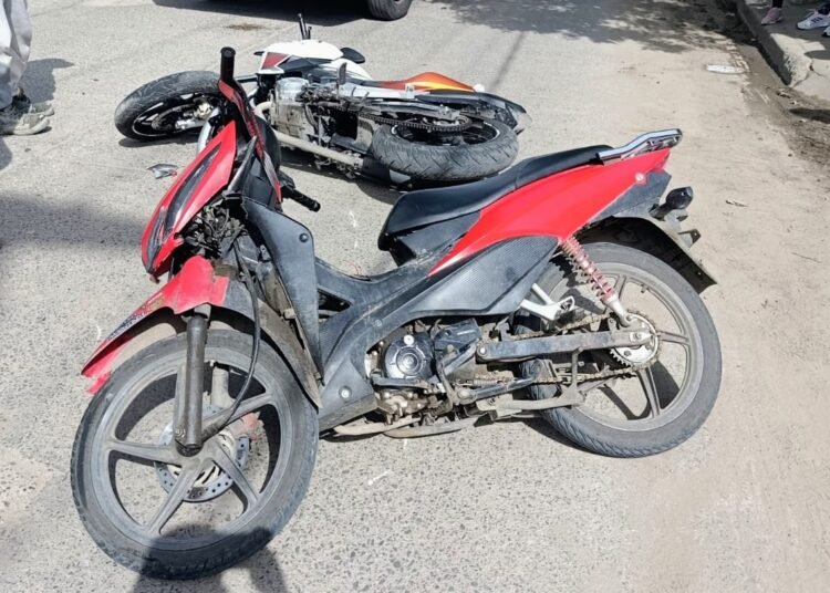 Dos jóvenes resultaron lesionados tras un choque entre dos motocicletas